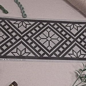 Op de afbeelding: Een zwart-wit geometrisch patroon, mogelijk voor kruissteek, met ruit- en stermotieven. De tekst "Diamond Frame 3mm" is zichtbaar. Het ontwerp staat op een lichte achtergrond, met garenklosjes en decoratieve elementen.
