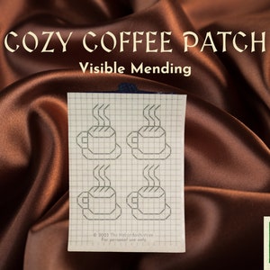 Peut inclure: Un motif imprimable noir et blanc pour un patch de café confortable, avec quatre tasses de café avec de la vapeur, sur un fond quadrillé. Le texte "Cozy Coffee Patch" et "Visible Mending" est en haut de la page. Le texte "© 2003 The Haberdashery" et "For personal use only" est en bas de la page.