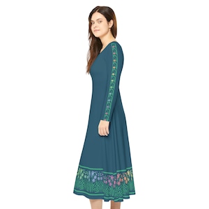 Könnte beinhalten: Ein blaues, langärmliges Kleid mit einem Blumendruck am Saum und einem Blumenmuster an den Ärmeln. Das Kleid hat einen figurbetonten Oberteil und einen ausgestellten Rock.