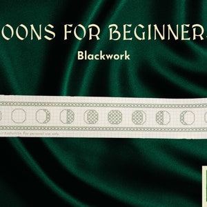 Op de afbeelding: Een borduurpatroon in zwartwerk voor een maanfasenontwerp. Het patroon is op een witte achtergrond met een raster. De tekst "MOONS FOR BEGINNERS: Blackwork" staat bovenaan het patroon.