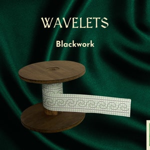 Może przedstawiać: Drewniana szpulka z białą wstążką nadrukowaną czarnym wzorem. Wstążka jest oznaczona jako "Wavelets Blackwork".