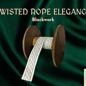 Può includere: Un rocchetto di corda bianca ritorta con un disegno di ricamo nero su un fuso di legno. Il rocchetto è su uno sfondo di tessuto verde. Il testo "Twisted Rope Elegance" e "Blackwork" è sopra il rocchetto.