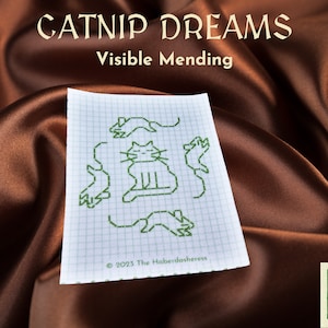 Op de afbeelding: Een wit vel gekarteld papier met een groene lijntekening van een kat omringd door vier muizen. De tekst "Catnip Dreams Visible Mending" staat bovenaan de afbeelding. De tekst "© 2023 The Haberdashereess" staat onderaan de afbeelding.