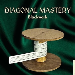 Op de afbeelding: Een houten spoel met een wit lint eromheen gewikkeld. Het lint heeft een zwart-wit diagonaal patroon. De spoel ligt op een groene stoffen achtergrond. De tekst "DIAGONAL MASTERY Blackwork" staat bovenaan de afbeelding.