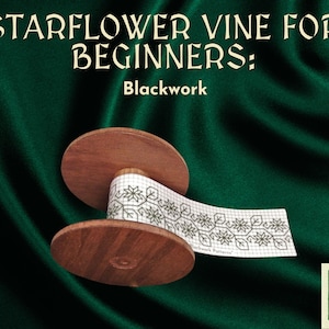 Peut inclure: Une bobine en bois avec un ruban blanc imprimé d'un motif de broderie noire de fleurs d'étoiles et de vignes. Le texte "Starflower Vine for Beginners: Blackwork" est en haut de l'image. L'arrière-plan est un tissu vert foncé.