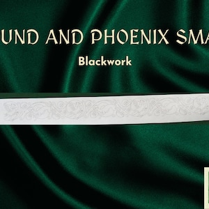 Pode incluir: Um padrão de papel branco com um desenho de cão e fênix em preto. O texto "Hound and Phoenix Small" e "Blackwork" está impresso em um fundo verde.