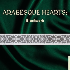 Op de afbeelding: Een zwart-witte afbeelding van een decoratieve rand met een herhalend patroon van gestileerde harten en bladeren. De tekst "Arabesque Hearts: Blackwork" staat boven de rand.