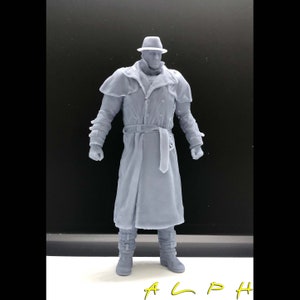 Può includere: Una statuetta in 3D stampata in grigio di una persona che indossa un lungo cappotto e un cappello. La statuetta è in piedi su una superficie bianca.