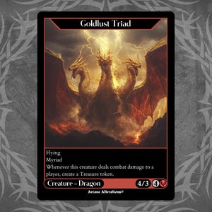 Könnte beinhalten: Eine Fantasy-Sammelkarte mit einem dreiköpfigen goldenen Drachen mit roten Flügeln vor einem Hintergrund aus Feuer und Blitzen. Der Kartentext lautet "Goldlust Triad", "Fliegend", "Myriade", "Immer wenn diese Kreatur Kampfschaden an einen Spieler verursacht, erzeuge einen Schatz-Marker." und "Kreatur - Drache 4/3 4".