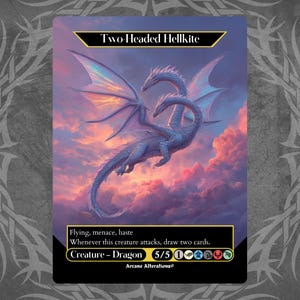 Könnte beinhalten: Eine Fantasy-Karte mit einem zweiköpfigen Drachen, betitelt "Two-Headed Hellkite". Der Drache in Blautönen fliegt vor einem Sonnenuntergangshimmel. Die Karte enthält Text, der die Fähigkeiten und Werte der Kreatur beschreibt.