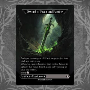 Puede incluir: Una carta de Magic: The Gathering que representa una espada cubierta de enredaderas y que brilla con una luz verde. El texto de la carta dice "Sword of Feast and Famine".  Equipped creature gets +2/+2 and has protection from black and from green. Whenever equipped creature deals combat damage to a player, that player discards a card and you untap all lands you control. Equip 2. Artifact - Equipment 3. Arcane Alterations."