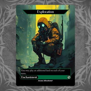 Può includere: Una carta di Magic: The Gathering con sfondo verde e bordo verde scuro. La carta è intitolata "Esplorazione" e presenta una persona con una giacca gialla con cappuccio e una maschera antigas, in piedi in una città futuristica. Il testo della carta recita: "Puoi giocare una terra aggiuntiva in ognuno dei tuoi turni. Incantesimo".