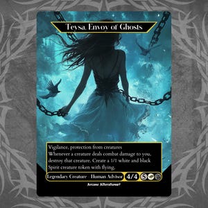 Puede incluir: Una carta de Magic: The Gathering con Teysa, Enviado de los Fantasmas. La carta es una criatura legendaria con una fuerza y resistencia de 4/4. La carta tiene un coste de maná blanco, negro y dorado. El arte de la carta representa a una mujer con un vestido blanco con cadenas alrededor de sus muñecas y tobillos. Ella está de pie en un fondo azul y blanco con pájaros volando a su alrededor.