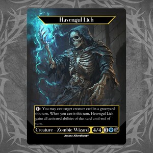 Może przedstawiać: Fantastyczna karta kolekcjonerska przedstawiająca szkieletowego czarodzieja z niebieską poświatą wokół dłoni. Karta nosi tytuł "Havengul Lich" i zawiera tekst "Creature - Zombie Wizard 4/4 3".