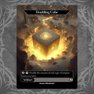 Peut inclure: Carte de fantasy avec un cube lumineux, le "Doubling Cube", entouré d'une lumière dorée. Le fond montre des rochers et des nuages. La carte est étiquetée "Artifact".