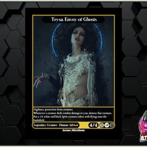 Puede incluir: Una carta de Magic: The Gathering con una mujer de pelo largo negro y un vestido blanco. La carta se titula "Teysa, Enviado de los Fantasmas" y tiene una fuerza y resistencia de 4/4. El texto de la carta dice: "Vigilancia, protección de criaturas. Siempre que una criatura te inflija daño de combate, destruye esa criatura. Pon una ficha de criatura Espíritu blanca y negra 1/1 con volar en el campo de batalla."
