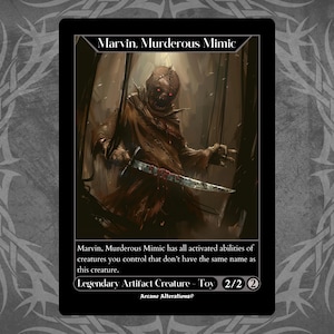 Op de afbeelding: Een fantasy trading card met een wezen genaamd "Marvin, Moorddadige Mimiek". De kaart heeft een zwarte rand en een bruine achtergrond met een donker, gestikt wezen dat een bloedig mes vasthoudt. De tekst op de kaart luidt "Marvin, Moorddadige Mimiek heeft alle geactiveerde vaardigheden van wezens die je controleert die niet dezelfde naam hebben als dit wezen." De kaart is een Legendarisch Artefact Wezen - Speelgoed met een kracht en uithoudingsvermogen van 2/2.