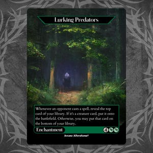 Op de afbeelding: Een groene en zwarte Magic: The Gathering kaart met de tekst "Lurking Predators" en de tekst "Whenever an opponent casts a spell, reveal the top card of your library. If it's a creature card, put it onto the battlefield. Otherwise, you may put that card on the bottom of your library." De kaart heeft ook de tekst "Enchantment" en een manakost van 4 groen.