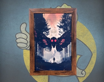Puede incluir: Impresión artística enmarcada que presenta una escena de bosque oscuro con una gran criatura parecida a una polilla con ojos rojos. Una figura solitaria se encuentra en primer plano. El marco es de color marrón oscuro.
