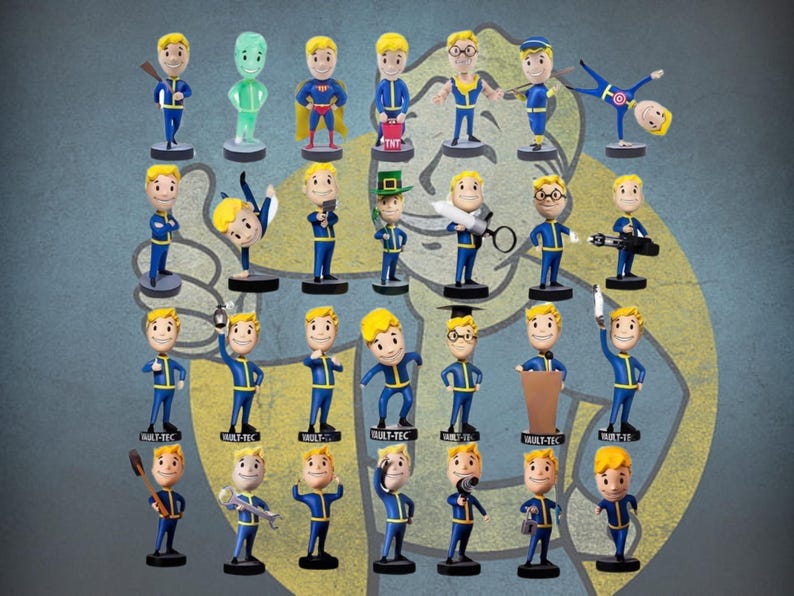 K&ouml;nnte beinhalten: Eine Sammlung von 24 Fallout Vault-Tec Bobbleheads, jede mit einem anderen Charakter aus der Fallout-Videospielserie. Die Bobbleheads tragen alle blaue Overalls und haben gelbes Haar. Sie stehen auf verschiedenen Sockeln, darunter einige mit dem Vault-Tec-Logo.