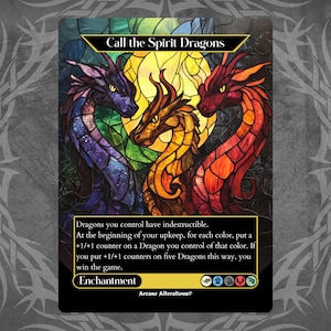 Könnte beinhalten: Eine Magic: The Gathering Karte mit einem Buntglasdesign, das drei Drachen zeigt. Die Karte trägt den Titel "Call the Spirit Dragons" und hat den Text "Drachen, die du kontrollierst, haben Unzerstörbarkeit. Zu Beginn deines Upkeeps, für jede Farbe, lege einen +1/+1-Marker auf einen Drachen, den du kontrollierst, von dieser Farbe. Wenn du auf diese Weise +1/+1-Marker auf fünf Drachen legst, gewinnst du das Spiel. Verzauberung".