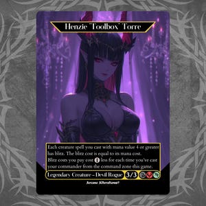 以下が含まれることがあります： 女性キャラクターのイラストが描かれたファンタジーカード。カードのタイトルは「Henzie 'Toolbox' Torre」で、ゲームテキストとクリーチャータイプの説明が記載されています。アートワークは、黒髪、赤い目、角を持つ女性を紫色の背景に描いています。