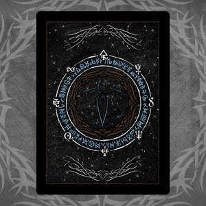 Puede incluir: Una carta negra con un c&iacute;rculo azul y marr&oacute;n en el centro. El c&iacute;rculo tiene un s&iacute;mbolo estilizado en el interior y est&aacute; rodeado por un anillo de texto. El fondo es negro con estrellas blancas.