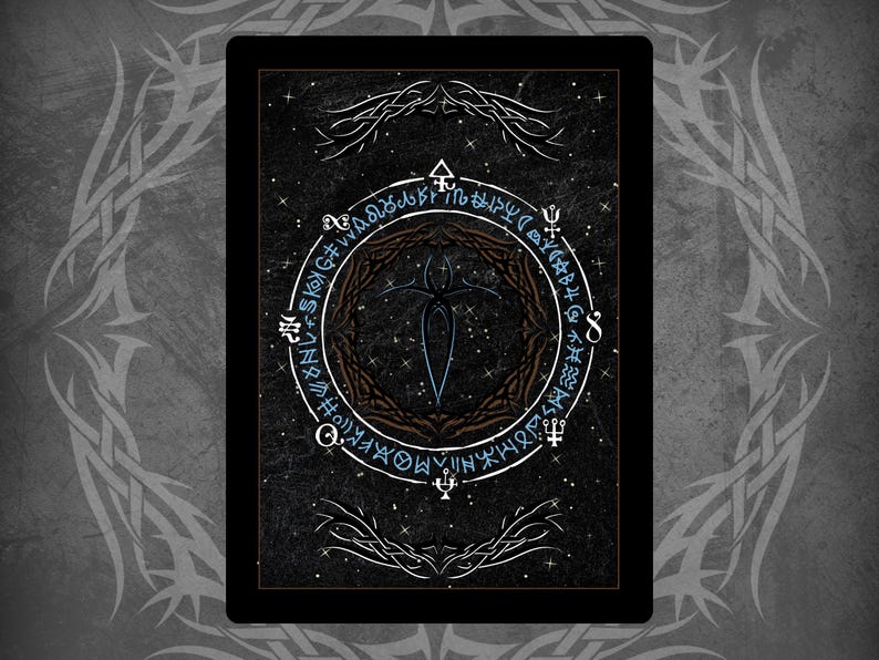 Puede incluir: Una carta negra con un c&iacute;rculo azul y marr&oacute;n en el centro. El c&iacute;rculo tiene un s&iacute;mbolo estilizado en el interior y est&aacute; rodeado por un anillo de texto. El fondo es negro con estrellas blancas.