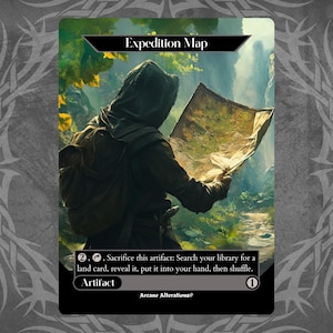 以下が含まれることがあります： 黒い背景に白い文字で書かれたマジック：ザ・ギャザリングのカード。カードの名前は「探検隊の地図」で、森の中で地図を持ったフードをかぶった人物が描かれている。カードのテキストは「2、このアーティファクトを生け贄に捧げる：あなたのライブラリーから土地カードを1枚探し、それを公開し、あなたの手に加え、その後あなたのライブラリーをシャッフルする。」と書いてある。