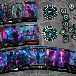 Puede incluir: Un conjunto de cartas de intercambio con temática cyberpunk que presentan ilustraciones de personajes y escenas en colores neón. Las cartas son negras con bordes blancos y tienen texto en blanco. El conjunto también incluye dos fichas negras y azules con un símbolo de candado y el texto "404 Not Found". También hay 12 dados negros con números y símbolos blancos.
