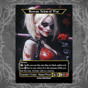 Op de afbeelding: Een Magic: The Gathering kaart met een vrouw met rood en zwart haar, die een rood en zwart kostuum draagt. De kaart heeft de titel "Rowan, Scion of War" en heeft de tekst "Menace : Spreuken die je deze beurt speelt die zwart en/of rood zijn kosten X minder om te spelen, waarbij X de hoeveelheid levens is die je deze beurt hebt verloren. Activeer alleen als een tovenarij. Legendarisch wezen - Mens Tovenaar 4/2 10 Arcane Alterations".