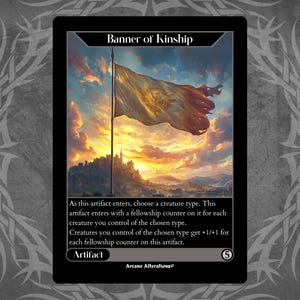 Könnte beinhalten: Eine Magic: The Gathering Karte mit schwarzem Rand und weißem Hintergrund. Die Karte trägt den Titel "Banner of Kinship". Die Karte zeigt eine weiße Flagge mit einem goldenen Sonnensymbol, die über einer mittelalterlichen Stadt weht. Der Kartentext lautet: "As this artifact enters, choose a creature type. This artifact enters with a fellowship counter on it for each creature you control of the chosen type. Creatures you control of the chosen type get +1/+1 for each fellowship counter on this artifact. Artifact". Die Karte hat Mana-Kosten von 5.