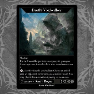 Op de afbeelding: Een zwarte Magic: The Gathering-kaart met de Dauthi Voidwalker. De kaartafbeelding toont een spookachtige figuur in een gehoodde mantel, tegen een achtergrond van een gebouw en bomen. Tekst op de kaart beschrijft zijn vaardigheden en statistieken.