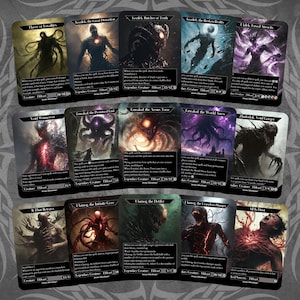 Puede incluir: Un conjunto de 12 cartas con borde negro que presentan ilustraciones de varias criaturas y monstruos. Cada carta tiene un título y un texto que describe las habilidades de la criatura. Las cartas forman parte de un juego de cartas coleccionables.