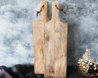 Schneidebrett Mango-Holz groß 54x16 cm Servierbrett massiv Holz Küchenbrett, Tapasbrett, Käseplatte mit Griff und Füßen