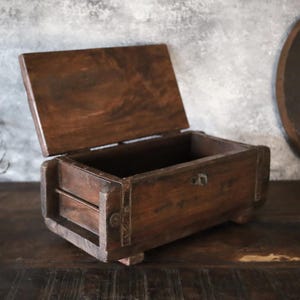 Aufbewahrungsbox 30 cm mit Deckel, aus Altholz, mit Metallbeschlägen, Deko Holzbox, Ablage, Ziegelform, Holzkiste, Holztruhe