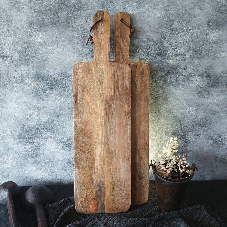 Schneidebrett Holz groß 70x20 cm Servierbrett massiv Holz Küchenbrett, Tapasbrett, Käseplatte mit Griff und Füßen, Charcuteriebrett lang Bild 1