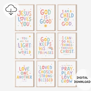 Puede incluir: Un conjunto de nueve láminas de arte mural con tipografía en tonos pastel e iconos caprichosos. El texto incluye frases como Jesus Loves You, God Is Good, I Am A Child Of God, You Are The Light Of The World, God Keeps His Promises y otras.
