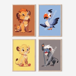 Può includere: Set di quattro poster stampabili con personaggi dei cartoni animati de Il Re Leone. I poster presentano Simba, Zazu, Rafiki e un cucciolo di leone. I poster sono stampati su carta bianca con una cornice in legno marrone.
