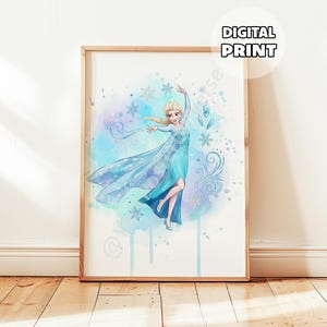 Può includere: Stampa digitale incorniciata con un'illustrazione ad acquerello di una donna in un abito blu fluente con un lungo mantello. L'opera d'arte ha uno sfondo acquerellato blu chiaro e viola con accenti di fiocchi di neve. Il testo "DIGITAL PRINT" è in un cerchio bianco.