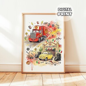 Puede incluir: Una impresión digital enmarcada con ilustraciones de vehículos de dibujos animados. Se representa un camión rojo y un coche amarillo, junto con un taller de neumáticos. La impresión incluye el texto "DIGITAL PRINT".