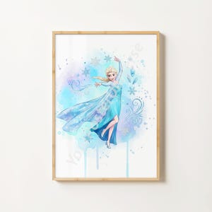 Puede incluir: Impresi&oacute;n en acuarela enmarcada de una mujer con un vestido y capa azules, rodeada de copos de nieve y un fondo de acuarela azul y morado. El marco es de madera clara.