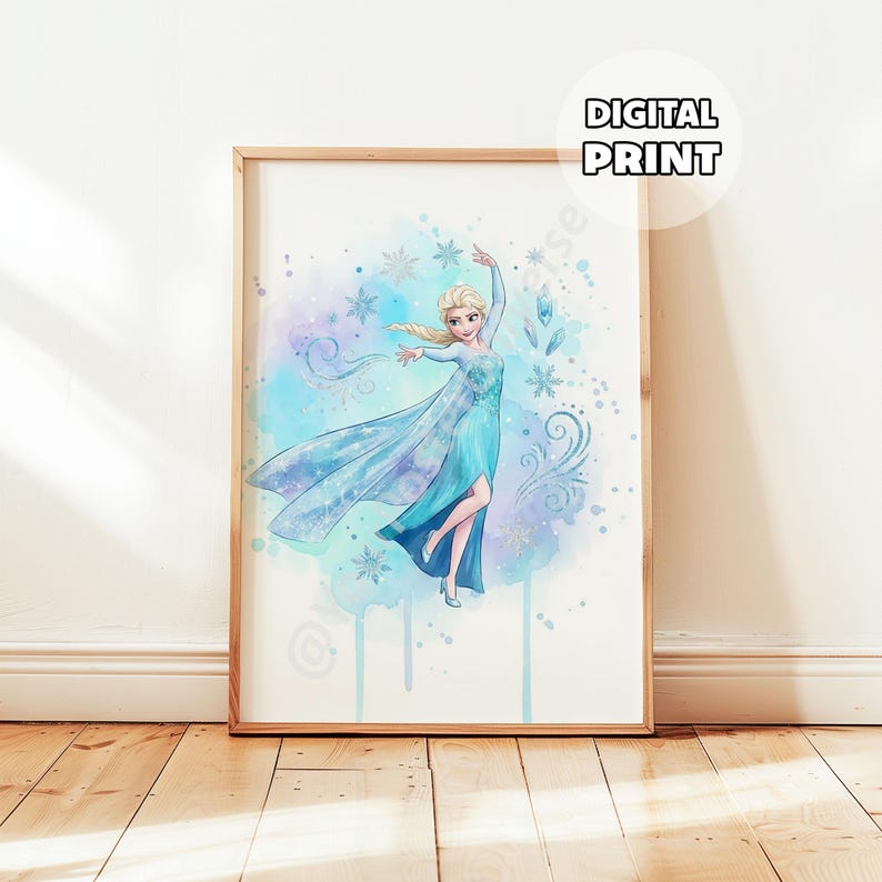 Puede incluir: Impresi&oacute;n digital enmarcada que presenta una ilustraci&oacute;n en acuarela de una mujer con un vestido azul fluido y una larga capa. La obra de arte tiene un fondo de acuarela azul claro y p&uacute;rpura con detalles de copos de nieve. El texto "DIGITAL PRINT" est&aacute; en un c&iacute;rculo blanco.