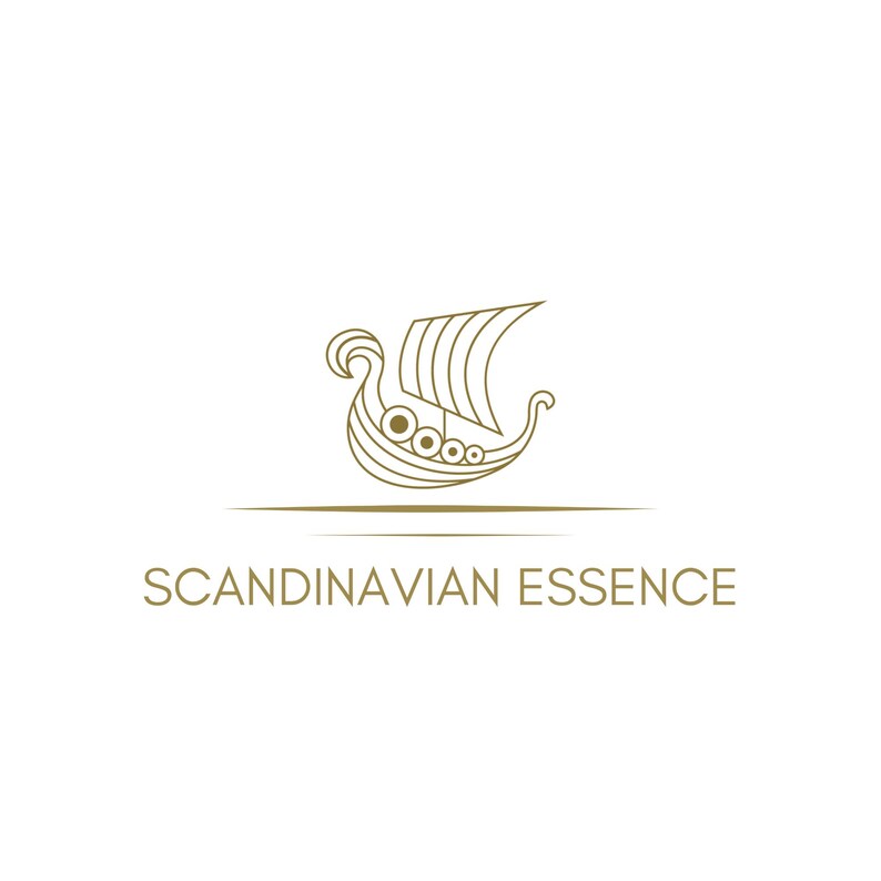 K&ouml;nnte beinhalten: Eine goldfarbene Strichzeichnung eines Wikingerschiffs mit Segel und dekorativen Details. Darunter der Text "SCANDINAVIAN ESSENCE" in passendem Goldton auf wei&szlig;em Hintergrund.