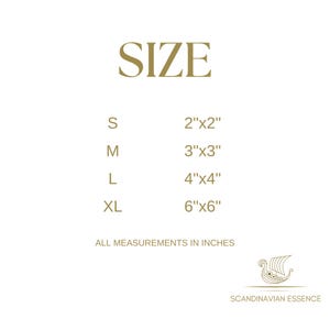 K&ouml;nnte beinhalten: Wei&szlig;er Hintergrund mit dem Wort &bdquo;SIZE&ldquo; in goldfarbenen Buchstaben. Darunter sind die Gr&ouml;&szlig;enoptionen aufgef&uuml;hrt: S (5,08 cm x 5,08 cm), M (7,62 cm x 7,62 cm), L (10,16 cm x 10,16 cm) und XL (15,24 cm x 15,24 cm). Der Text &bdquo;ALL MEASUREMENTS IN INCHES&ldquo; steht darunter. Das Scandinavian Essence-Logo befindet sich unten rechts.