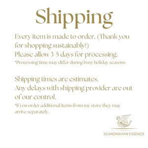 K&ouml;nnte beinhalten: Wei&szlig;er Hintergrund mit dem Wort &bdquo;Shipping&ldquo; in goldener, eleganter Schrift. Der Text darunter beschreibt die Auftragsbearbeitung und Versandsch&auml;tzungen. Das Scandinavian Essence-Logo befindet sich unten.