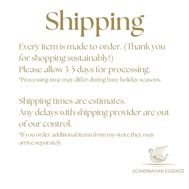 K&ouml;nnte beinhalten: Wei&szlig;er Hintergrund mit dem Wort &bdquo;Shipping&ldquo; in goldener, eleganter Schrift. Der Text darunter beschreibt die Auftragsbearbeitung und Versandsch&auml;tzungen. Das Scandinavian Essence-Logo befindet sich unten.