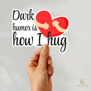 Dark Humor Is how I hug Aufkleber, Herz Laptop Dekor, Andenken, skandinavisches Geschenk, lustiges Andenken, Geschenk für Strumpfhalter, Notebook Aufkleber