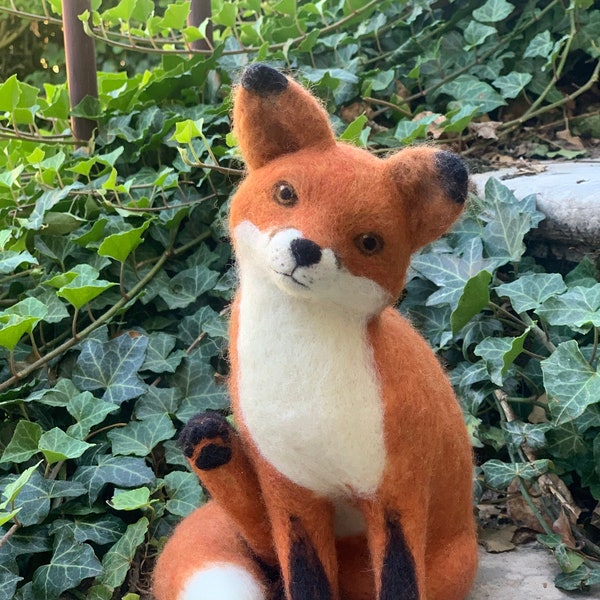 Renard assis en laine cardée feutrée à l’aiguille needlefelted fox, fait main, cadeau, souvenir