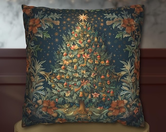 Puede incluir: Un cojín cuadrado con fondo azul oscuro y una ilustración central de un árbol de Navidad. El árbol está decorado con varios adornos, estrellas y follaje. El borde está enmarcado por flores rojas y hojas verdes en todos sus lados.